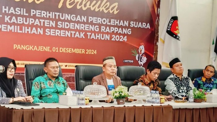 Rekapitulasi hasil perhitungan suara Pilkada Sidrap di kantor KPU Sidrap.