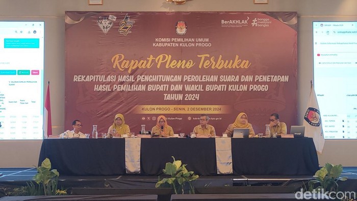 Prosesi rapat pleno terbuka rekapitulasi hasil penghitungan perolehan suara dan penetapan hasil pemilihan bupati dan wakil bupati Kulon Progo 2024 di Kulon Progo, Senin (2/12/2024).