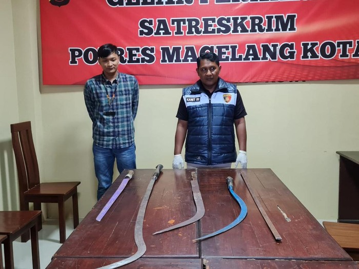 Penampakan sajam yang disita dari 7 remaja setelah mereka hendak tawuran, Senin (2/12/2024).