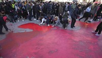 Para peserta kemudian meninggalkan pesan simbolis yang sama di trotoar di alun-alun utama di Novi Sad sambil juga mengecat sebagian besar alun-alun dengan warna merah. Protes jalanan dan blokade telah diadakan hampir setiap hari sejak atap runtuh pada tanggal 1 November, menuntut pertanggungjawaban setelah berton-ton beton jatuh menimpa orang-orang yang duduk atau berjalan di bawahnya. 