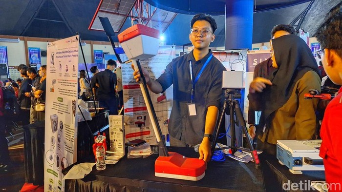 Salah satu mahasiswa dan tim peneliti, Surya Sanjiwani (22) saat memperlihatkan alat inovasi di Kampus Tel-U, Dayeuhkolot, Kabupaten Bandung, Senin (2/12/2024).