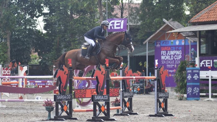 Kompetisi berkuda Sarga CSI 1 FEI Jumping World Cup SEA League 2024 sukses digelar. Di kelas bergengsi, Erwin Muhammad Yoga jadi pemenangnya.