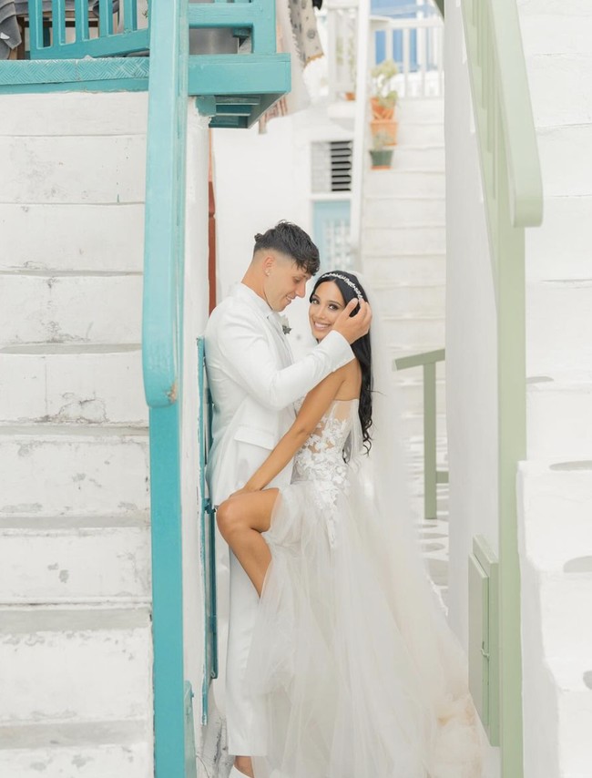 Pernikahan mereka berlangsung pada September tahun lalu di Mykonos, Yunani, dalam sebuah acara intim yang dihadiri oleh keluarga dan teman dekat. Kini, pasangan ini sedang menantikan seorang bayi perempuan yang akan lahir beberapa bulan mendatang. Foto: dok. Instagram @scarletvas