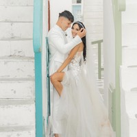 Pernikahan mereka berlangsung pada September tahun lalu di Mykonos, Yunani, dalam sebuah acara intim yang dihadiri oleh keluarga dan teman dekat. Kini, pasangan ini sedang menantikan seorang bayi perempuan yang akan lahir beberapa bulan mendatang. Foto: dok. Instagram @scarletvas