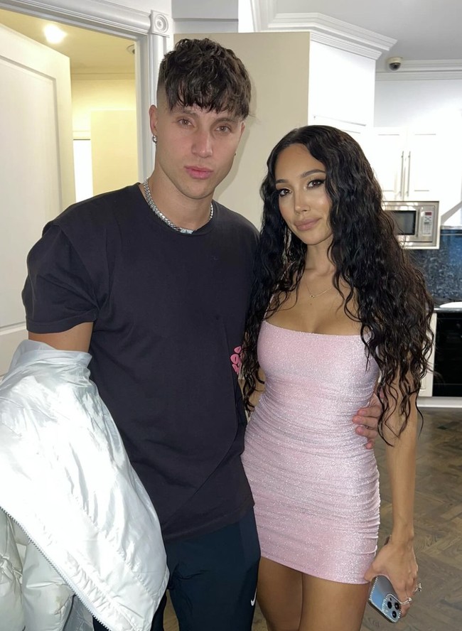 Scarlet Vas, seorang model dan kreator di platform OnlyFans, pertama kali bertemu Ricci ketika mereka masih remaja. Hubungan mereka bermula saat orang tua mereka menikah, yang menjadikan keduanya resmi sebagai saudara tiri. Namun seiring berjalannya waktu keduanya jatuh cinta. Meskipun tidak memiliki hubungan darah, hubungan mereka dinilai kontroversial.  Foto: dok. Instagram @scarletvas