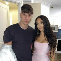 Scarlet Vas, seorang model dan kreator di platform OnlyFans, pertama kali bertemu Ricci ketika mereka masih remaja. Hubungan mereka bermula saat orang tua mereka menikah, yang menjadikan keduanya resmi sebagai saudara tiri. Namun seiring berjalannya waktu keduanya jatuh cinta. Meskipun tidak memiliki hubungan darah, hubungan mereka dinilai kontroversial.  Foto: dok. Instagram @scarletvas