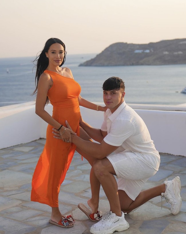 “Saya jarang membaca komentar di media sosial, tapi jika melakukannya, saya malah tertawa. Kami menemukan hujatan di internet dan cukup menghibur,” ungkap Vas.  Foto: dok. Instagram @scarletvas