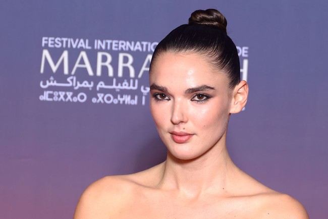 Penampilan mereka sempat dibayangi gosip. Rumor mengatakan Valeria sedang mengandung anak pertama mereka. Apalagi, ia kerap memegang perut ketika berpose di karpet merah. (Foto: Marc Piasecki/Getty Images)