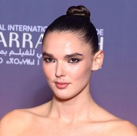 Penampilan mereka sempat dibayangi gosip. Rumor mengatakan Valeria sedang mengandung anak pertama mereka. Apalagi, ia kerap memegang perut ketika berpose di karpet merah. (Foto: Marc Piasecki/Getty Images)