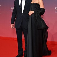 Sean Penn, yang kini berusia 64 tahun, tampak elegan dalam setelan jas klasik, sementara Valeria Nicov menebar pesonanya dalam balutan gaun hitam strapless. (Foto: Stephane Cardinale/Corbis via Getty Images)