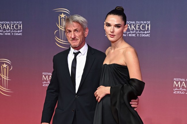 Valeria Nicov yang berprofesi sebagai model datang untuk mendukung Sean Penn. Aktor pemenang Oscar itu mendapat penghormatan untuk menerima penghargaan Festival Award. (Foto: Stephane Cardinale/Corbis via Getty Images)