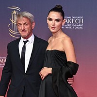 Valeria Nicov yang berprofesi sebagai model datang untuk mendukung Sean Penn. Aktor pemenang Oscar itu mendapat penghormatan untuk menerima penghargaan Festival Award. (Foto: Stephane Cardinale/Corbis via Getty Images)