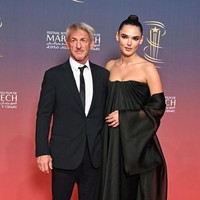 Kisah asmara mereka terungkap ke publik pada awal September ini ketika mereka terlihat berciuman mesra saat liburan romantis di Madrid. Hubungannya dengan Sean terjadi tiga tahun setelah dia berpisah dari istri ketiga dan terakhirnya Leila George, 32, setelah hanya 15 bulan menikah. Madonna menjadi istri pertama Sean selama empat tahun sebelum akhirnya pernikahan tersebut berakhir pada 1989. (Foto: Stephane Cardinale/Corbis via Getty Images)