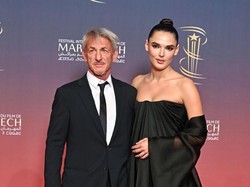 Foto: Sean Penn dan Pacar Mudanya Tampil Perdana di Red Carpet, Beda 30 Tahun