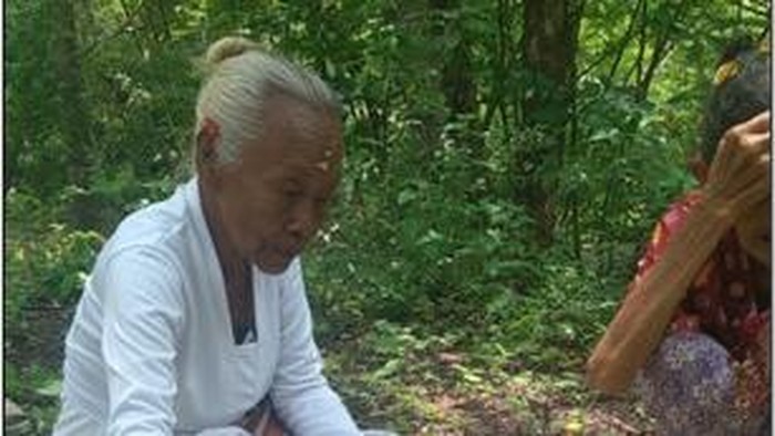 Sedaan saat memimpin upacara mecaru di Desa Tianyar Barat, Kecamatan Kubu, Karangasem, Selasa (13/02/2024). (Ni Komang Nartini/detikBali)