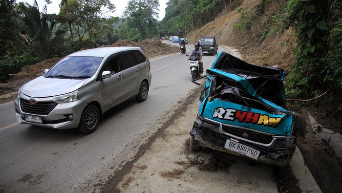Pengendara melintas di jalan yang sempat tertimbun longsor di Desa Sembahe, Kabupaten Deli Serdang, Sumatera Utara, Senin (2/12/2024). Jalur Medan-Berastagi yang putus total akibat longsor dan menelan 10 orang korban jiwa pada Rabu (27/11) tersebut telah dibuka kembali. ANTARA FOTO/Yudi Manar/nym.