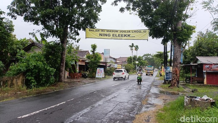 Spanduk keluhan jalan rusak di ruas Jalan Ngapak-Kentheng, Sendangmulyo, Minggir, Sleman, Senin (2/12/2024)