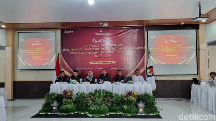 Suasana rapat pleno terbuka KPU soal rekapitulasi hasil penghitungan perolehan suara dan penetapan hasil Pemilihan Bupati dan Wakil Bupati Bantul 2024, Senin (2/12/2024).