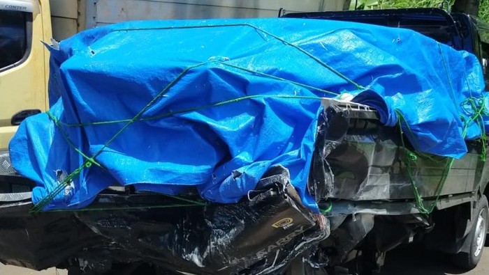 Tabrakan BMW Vs Pikap di Tol Serpong hingga kendaraan ringsek.