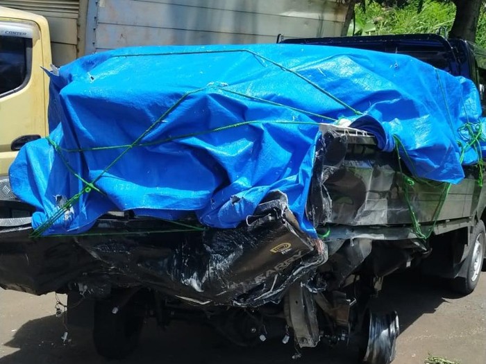 Tabrakan BMW Vs Pikap di Tol Serpong hingga kendaraan ringsek.