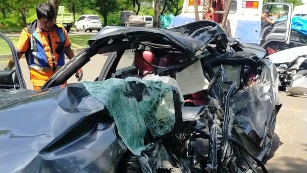 Tabrakan BMW Vs Pikap di Tol Serpong hingga kendaraan ringsek.