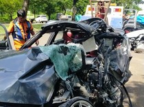 Mobil BMW Hilang Kendali Hantam Pikap sampai Ringsek Tak Berbentuk