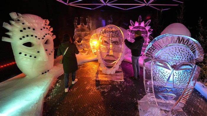 Terpesona Karya Seni dari Es di Jerman Visitors watch ice-cold artworks at an ice and snow sculpture exhibition made by 35 international artists, who worked 4 months at minus eight degrees Celsius in Oberhausen, Germany, on the 1st of Advent, Sunday, Dec. 1, 2024. (AP Photo/Martin Meissner)