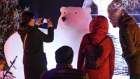 Pengunjung tampak antusias melihat dan memotret patung yang dipamerkan.