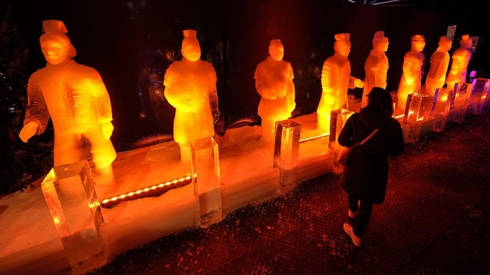Terpesona Karya Seni dari Es di Jerman Visitors watch ice-cold artworks at an ice and snow sculpture exhibition made by 35 international artists, who worked 4 months at minus eight degrees Celsius in Oberhausen, Germany, on the 1st of Advent, Sunday, Dec. 1, 2024. (AP Photo/Martin Meissner)