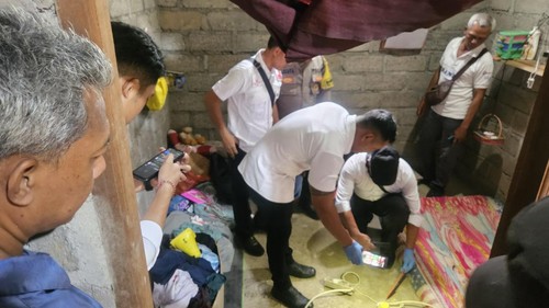 Tim Inafis Polres Klungkung menggelar olah TKP di kamar siswi SMPN 2 Dawan yang tewas seusai tersetrum listrik saat menyetrika pakaian sekolah, Senin (2/12/2024). (Putu Krista/detikBali)