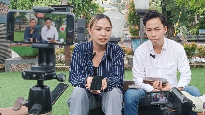 Tim kuasa hukum MA, Andre Safutra dan rekannya saat memaparkan dugaan pemerkosaan Agus terhadap MA di Mataram, Minggu (1/12).