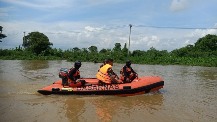 Tim SAR gabungan melakukan pencarian terhadap korban hilang terbalik perahu getek