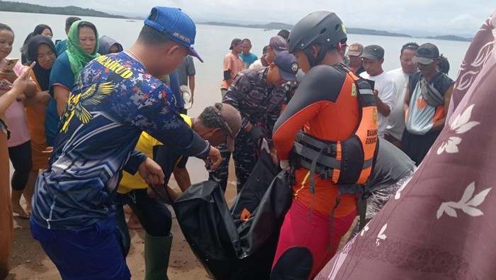 Tim SAR gabungan mengevakuasi 2 nelayan yang ditemukan tewas di Gorontalo Utara.
