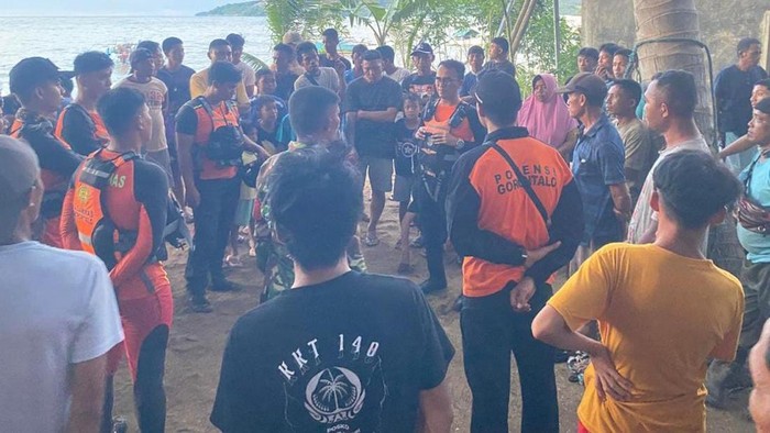 Tim SAR mencari nelayan yang hilang di Laut Molantadu.