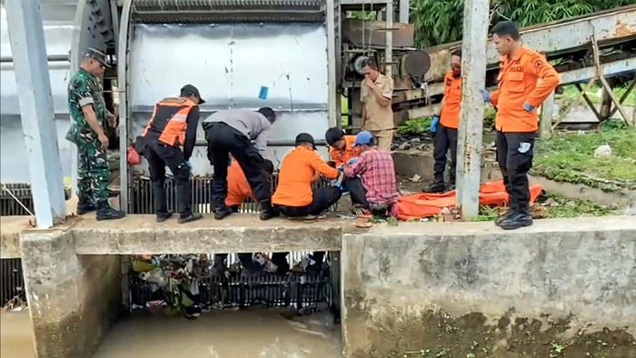 TKP ditemukannya mayat pria di saluran air Sukabumi