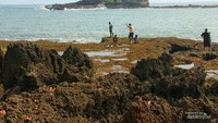 Menyuguhkan batu karang besar di tengah laut yang menjadi identitas dari pantau pulo manuk