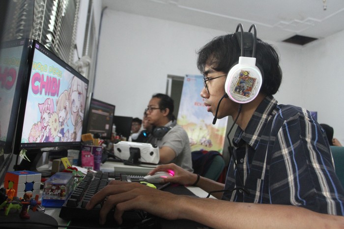 Pekerja kreatif mencoba memainkan gim karyanya melalui gawai di Studio 4Crows di Malang, Jawa Timur, Senin (2/12/2024). Pemerintah mendorong percepatan industri gim nasional dengan membentuk ekosistem serta memperkuat kolaborasi antara industri berbasis Intellectual Property (IP) dan investor guna melahirkan karya baru sekaligus meningkatkan potensi pasar industri gim nasional yang menurut data Asosiasi Game Indonesia (AGI) pendapatannya diperkirakan mencapai sekitar 1,5 miliar - 2 miliar dolar AS pada tahun 2024. ANTARA FOTO/Ari Bowo Sucipto/rwa.