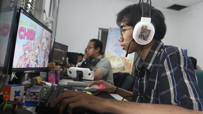 Upaya percepatan industri gim nasional Pekerja kreatif mencoba memainkan gim karyanya melalui gawai di Studio 4Crows di Malang, Jawa Timur, Senin (2/12/2024). Pemerintah mendorong percepatan industri gim nasional dengan membentuk ekosistem serta memperkuat kolaborasi antara industri berbasis Intellectual Property (IP) dan investor guna melahirkan karya baru sekaligus meningkatkan potensi pasar industri gim nasional yang menurut data Asosiasi Game Indonesia (AGI) pendapatannya diperkirakan mencapai sekitar 1,5 miliar - 2 miliar dolar AS pada tahun 2024. ANTARA FOTO/Ari Bowo Sucipto/rwa.