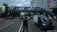 JPO di Jalan KH Mas Mansyur nampak rampung, tak ada lagi pekerja yang melakukan pengerjaan.