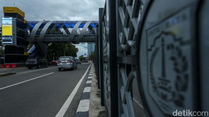JPO di Jalan KH Mas Mansyur telah selesai dibangun. Begini wajah baru JPO yang tengah menanti dibuka.