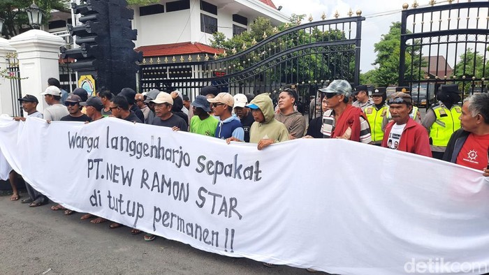 Warga Desa Langgenharjo, Kecamatan Juwana, Pati, menggelar aksi demo di depan kantor Bupati Pati, Senin (2/12/2024).