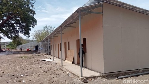 12 unit hunian sementara bagi korban erupsi Gunung Lewotobi telah dibangun, Selasa (3/12/2024). (Yurgo Purab)