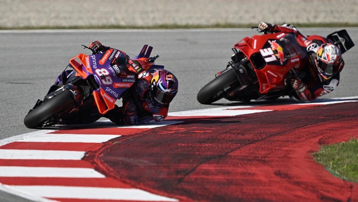 BARCELONA, SPAIN - NOVEMBER 16: Jorge Martin (L) of Prima Pramac Racing and Pedro Acosta (R) of Red Bull GASGAS Tech3 compete during the qualifying round of the Motul Solidarity Grand Prix of Barcelona at 4.66-kilometer-long Circuit de Barcelona-Catalunya on November 16, 2024 in Barcelona, Spain. 2024 Solidarity motorcycle Grand Prix is the 20th and final round of the 2024 MotoGP World Championship season. (Photo by Burak Akbulut/Anadolu via Getty Images)