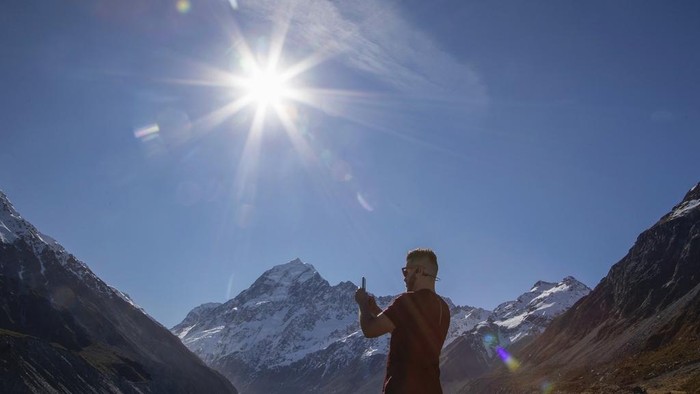 3 Pendaki dari AS-Kanada Hilang di Puncak Tertinggi Selandia Baru New Zealand's highest peak, Aoraki, centre, is seen in the Aoraki/Mount Cook National Park, on Aug. 17, 2020. (AP Photo/Mark Baker)