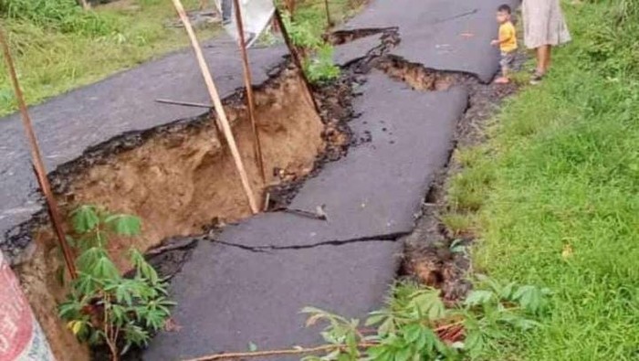 Akses jalan menuju wisata Baduy amblas.