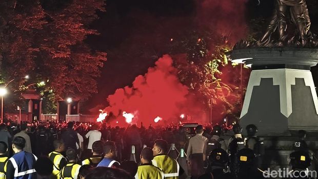 Aksi suporter Persis Solo di halaman Stadion Manahan, Solo, Selasa (3/12/2024).