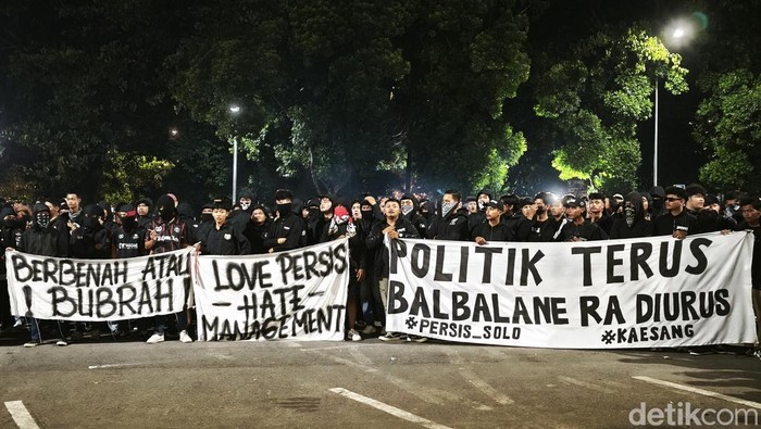 Aksi suporter Persis Solo di halaman Stadion Manahan, Solo, Selasa (3/12/2024).