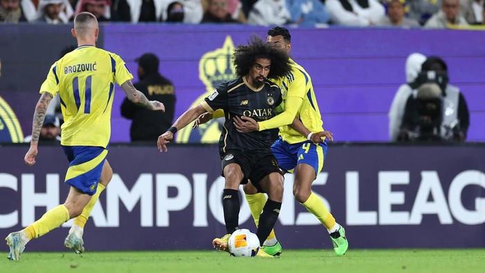 RIYADH, SAUDI ARABIA - DECEMBER 02: Akram Afif of Al-Sadd is challenged by Mohammed Al Fatil of Al-Nassr during the AFC Champions League Elite match between Al-Nassr and Al-Sadd at King Saud University Stadium on December 02, 2024 in Riyadh, Saudi Arabia. (Photo by Abdullah Ahmed/Getty Images)