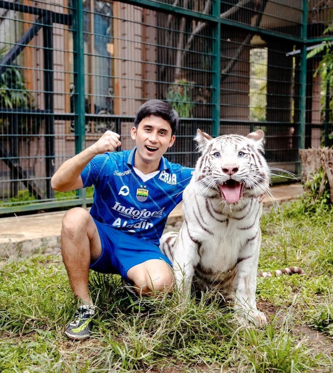 Influencer Alshad Ahmad akhirnya buka suara mengenai hubungannya dengan wanita bernama Nissa Assyifa. Setelah 2 tahun berlalu, Alshad baru mengungkapkan jika dirinya dan Nissa saat ini sudah bercerai. Foto: Instagram/@alshadahmad