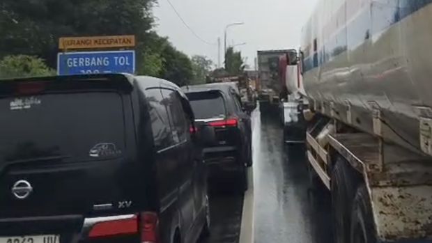 Antrean kendaraan di Pelabuhan Merak mengular sampai ke Exit Tol Merak.